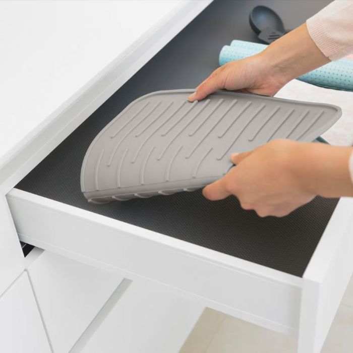 Brabantia silikonska podloga za sušenje posode siva 230042 Brabantia silikonska podloga za sušenje posode siva 230042
