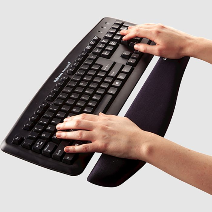 Fellowes počivalo za zapestje PlushTouch za tipkovnico, črna Fellowes počivalo za zapestje PlushTouch za tipkovnico, črna