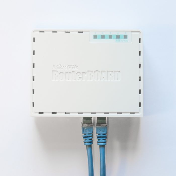 Mikrotik usmerjevalnik RB750GR3 Mikrotik usmerjevalnik RB750GR3