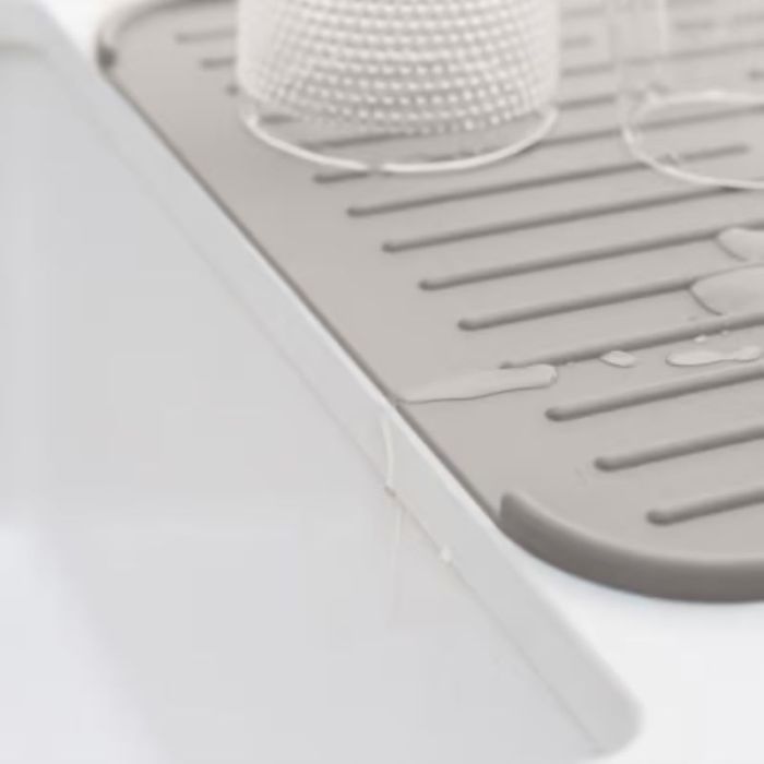 Brabantia silikonska podloga za sušenje posode siva 230042 Brabantia silikonska podloga za sušenje posode siva 230042