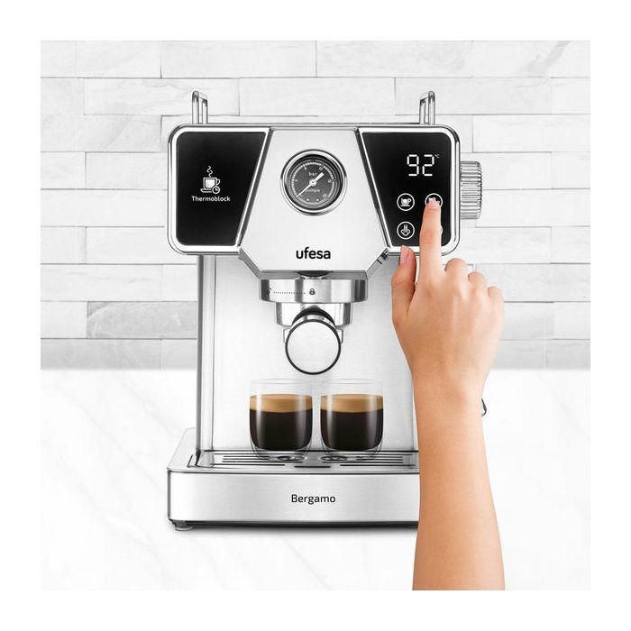 Ufesa UFESA Bergamo espresso aparat za mleti kavni prah, 20 barov pritiska, z manometrom, Thermoblock ogrevanjem in penilcem mleka Ufesa UFESA Bergamo espresso aparat za mleti kavni prah, 20 barov pritiska, z manometrom, Thermoblock ogrevanjem in penilcem mleka