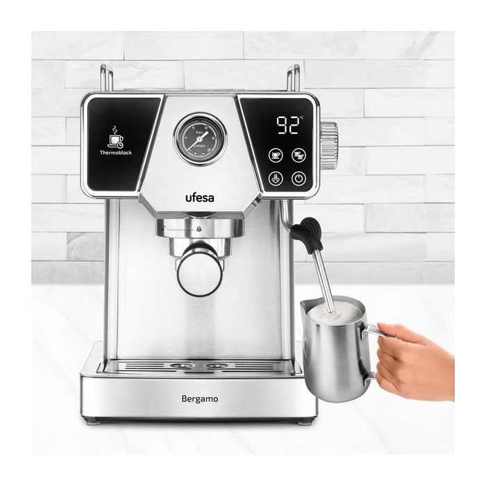 Ufesa UFESA Bergamo espresso aparat za mleti kavni prah, 20 barov pritiska, z manometrom, Thermoblock ogrevanjem in penilcem mleka Ufesa UFESA Bergamo espresso aparat za mleti kavni prah, 20 barov pritiska, z manometrom, Thermoblock ogrevanjem in penilcem mleka