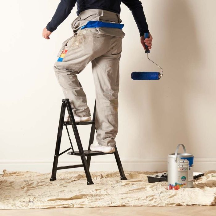 VonHaus kovinska dvostopenjska vitka lestev črna